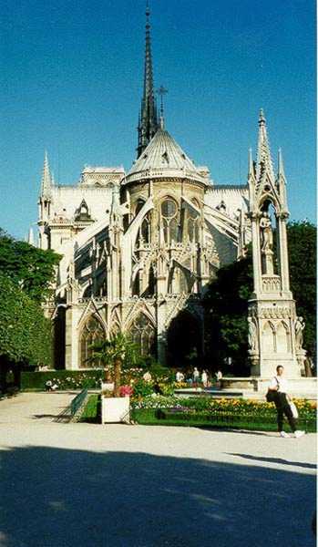 The Front Of Notre Dame (185512 bytes)